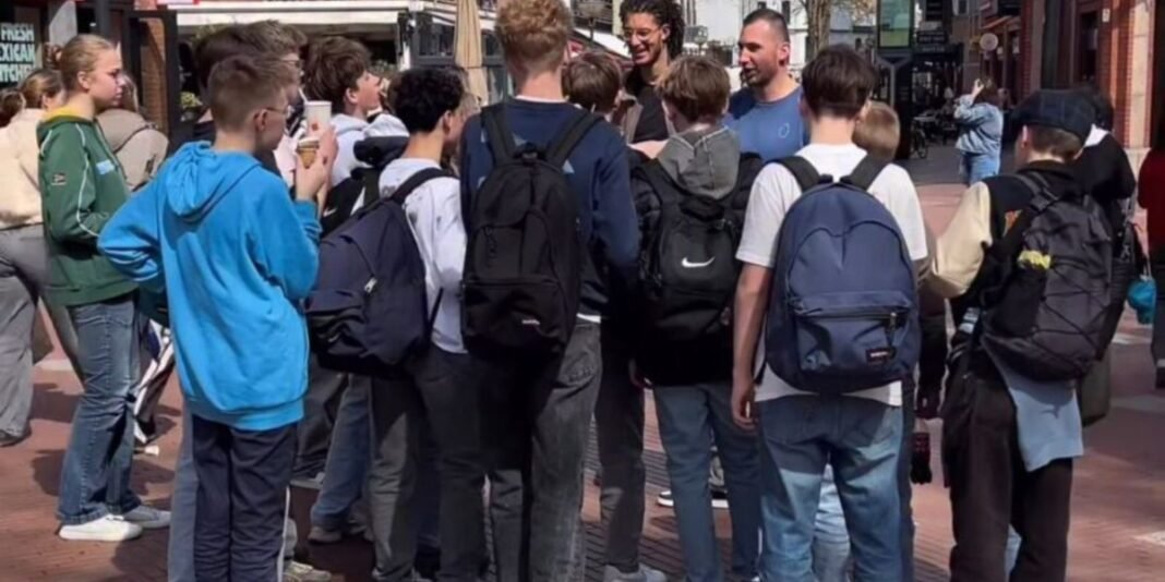 Evangelismo de rua na Holanda com jovens expressando emoção após oração