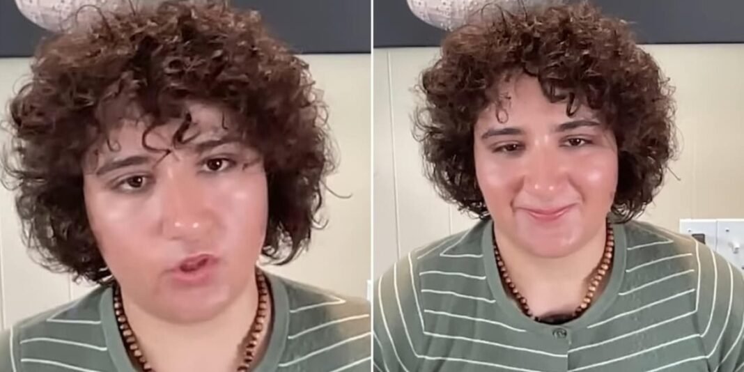 Jovem judia segurando o Novo Testamento com expressão de paz e fé.