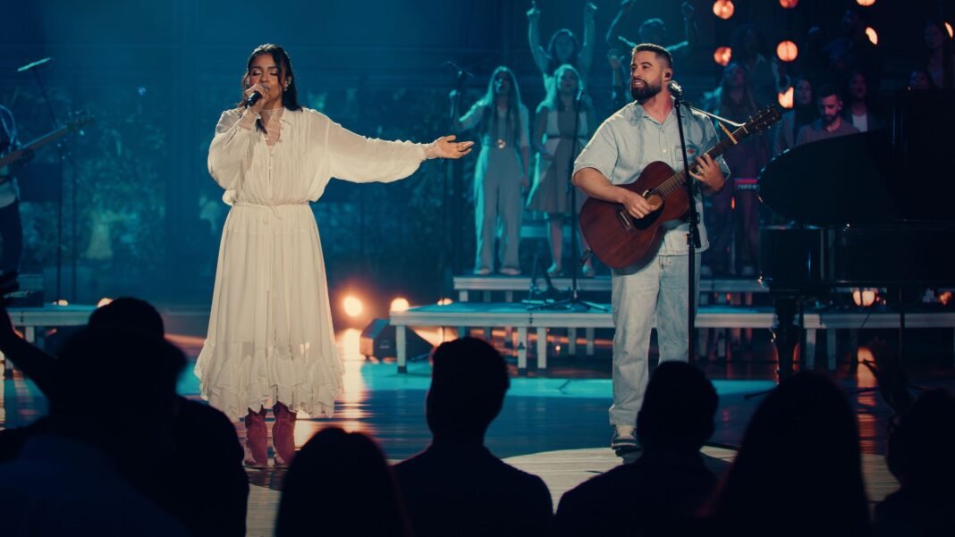 Julia Vitória e Marcelo Markes cantando em dueto 'Vamos Cantar' em Curitiba.
