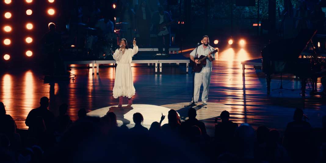 Julia Vitória e Marcelo Markes cantando juntos em estúdio