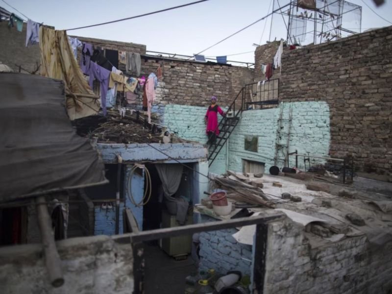 Moradores cristãos observam suas casas em um assentamento informal em Islamabad, Paquistão.