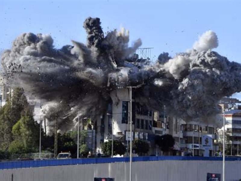 Rua em Beirute com edifícios danificados após bombardeios, refletindo a tensão do conflito.