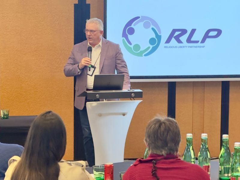 Líderes cristãos discutem estratégias de colaboração para ajudar cristãos perseguidos.