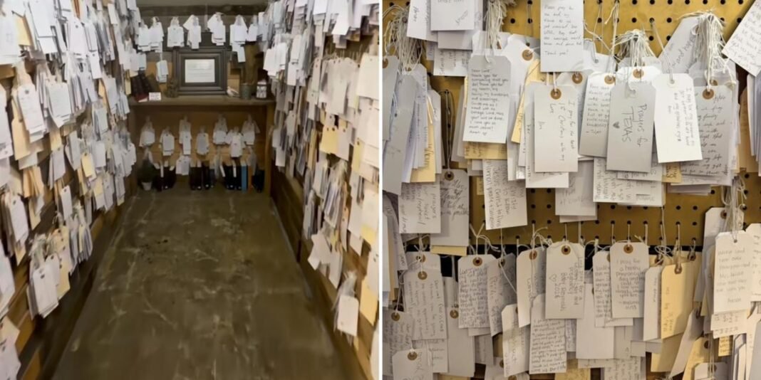 Espaço de oração com pedidos escritos em cartões em uma loja de decoração