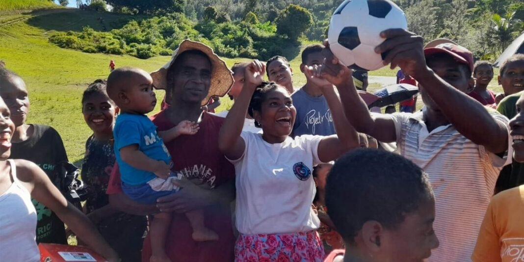 Missionários distribuem presentes para crianças em uma aldeia em Madagascar.