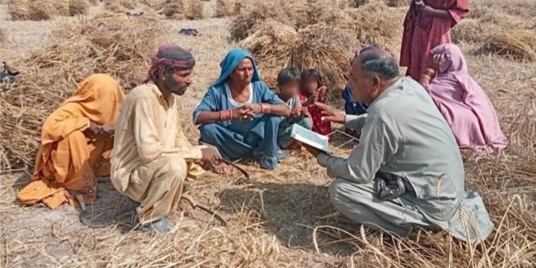Mãe e filha aprendendo a ler juntas a Bíblia em um local simples, com foco na conexão e esperança.