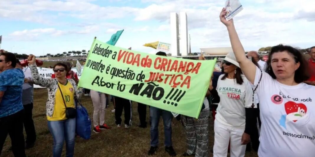 Grupo diverso de brasileiros debatendo temas morais como aborto e maconha.