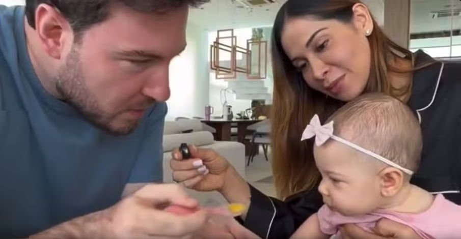 Maíra Cardi ao lado da filha Eloah internada em hospital