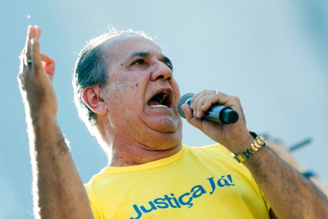 Pastor Silas Malafaia em um púlpito durante um evento