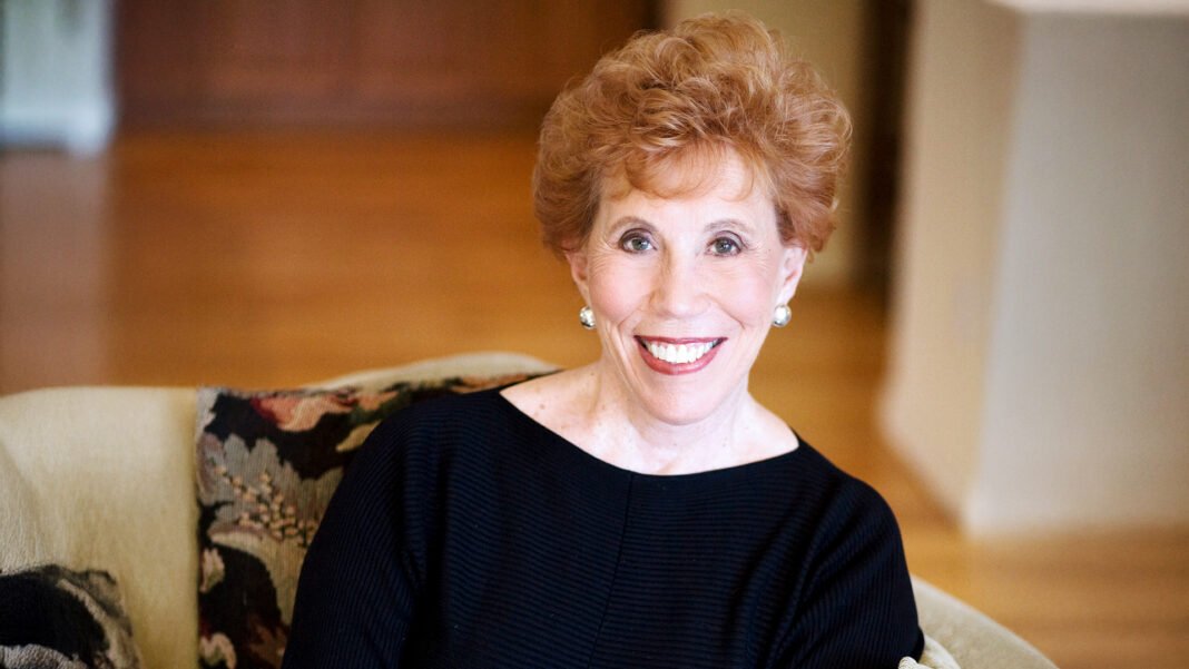 Marilyn Hickey, renomada evangelista e professora bíblica, durante uma pregação.