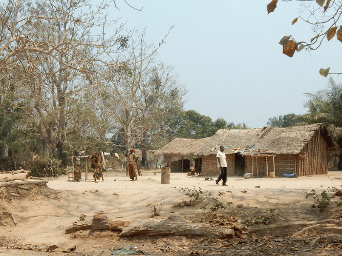 Vítimas e destruição após ataque terrorista ADF em vilarejo congolês.