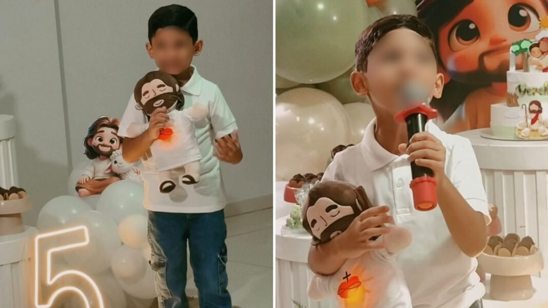 Menino de 5 anos segura boneco de Jesus em sua festa de aniversário.