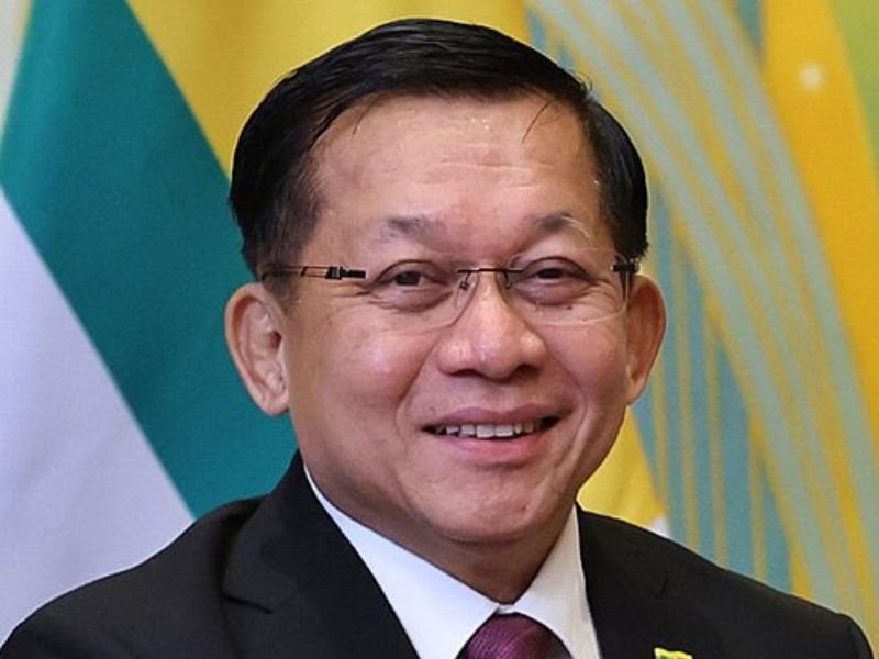 Familiares aguardam do lado de fora de uma prisão em Mianmar após anúncio de anistia em massa.