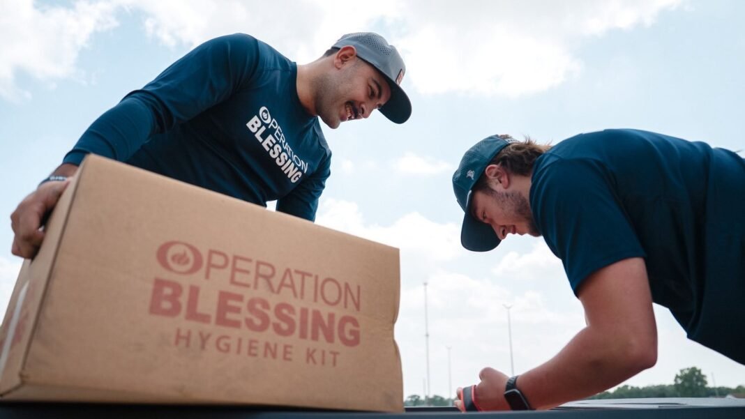 Rua destruída em Mineral Wells, Texas, após tornado, com moradores avaliando os danos.