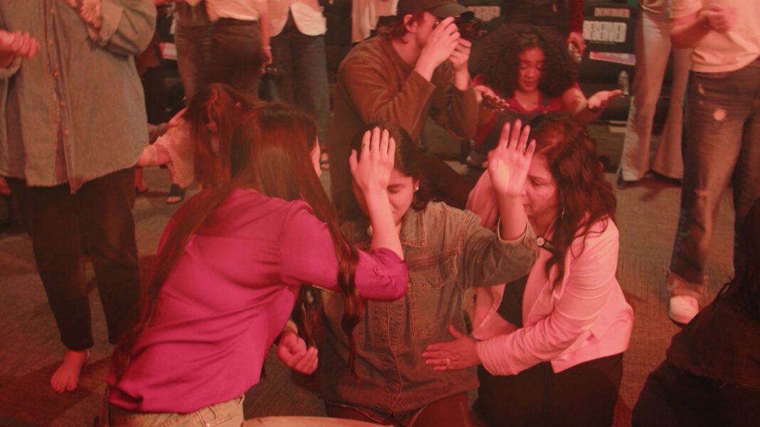 Congregação em oração e reflexão em igreja de Waco, Texas.