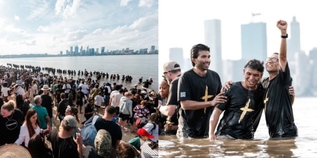 Pessoas sendo batizadas em um rio na Austrália durante a Sexta-feira Santa.