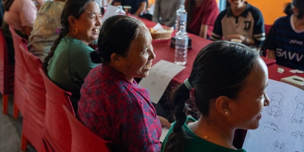 Missionárias distribuem itens de higiene e interagem com mulheres em vila remota no Himalaia