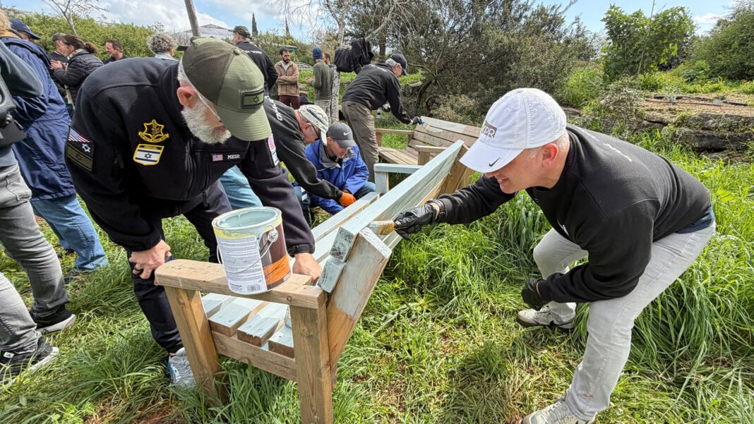 Homens judeus americanos oferecendo apoio a veteranos israelenses em uma missão de solidariedade.