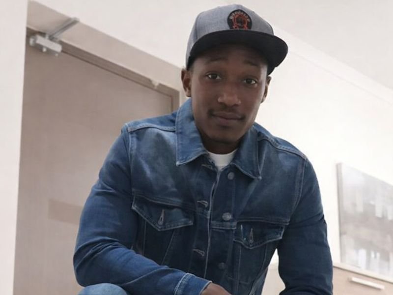 Caminhão solitário em uma estrada poeirenta no leste da RDC ao pôr do sol.