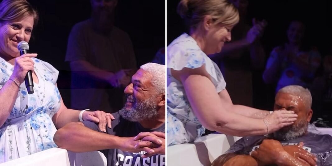 Mulher batizando o marido em uma igreja após anos de oração