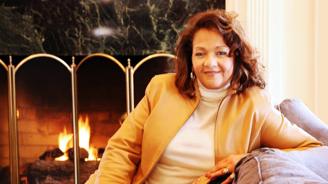 Foto de Nedra Talley Ross, cantora do grupo The Ronettes.