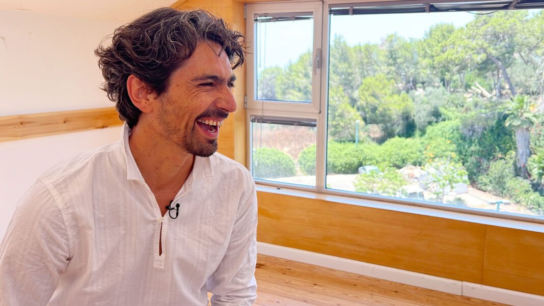 Alexander Dietze cumprimenta uma sobrevivente do Holocausto com um buquê de flores.