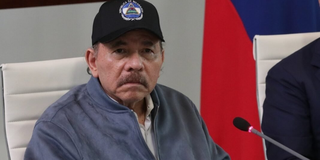 Policiais em frente a uma igreja na Nicarágua em clima de repressão