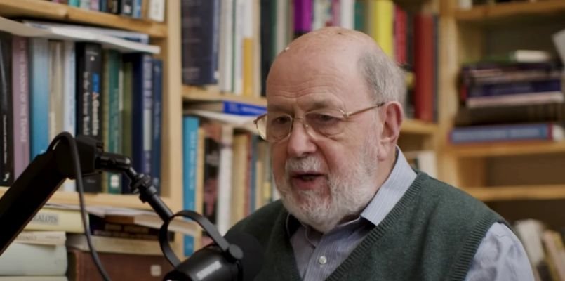 Teólogo NT Wright em ambiente de estudo