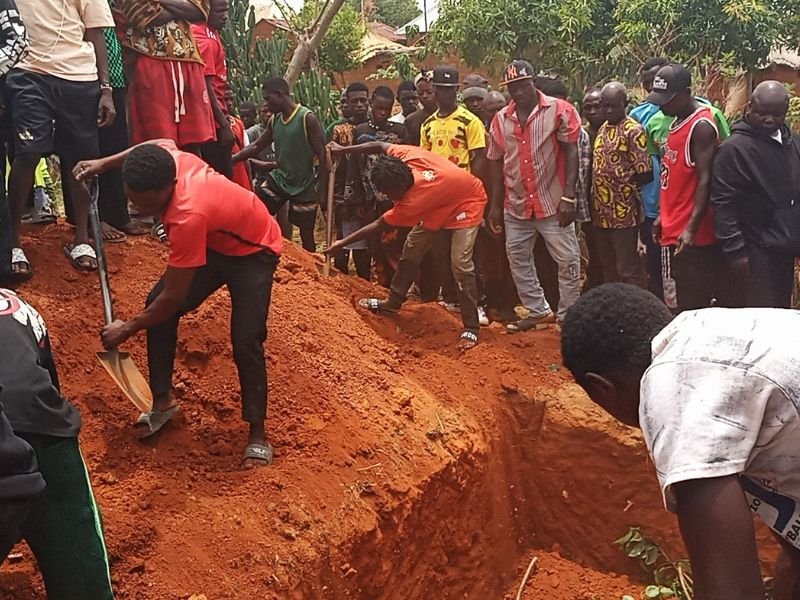 Vila em Plateau, Nigéria, com casas danificadas e sinais de ataque.