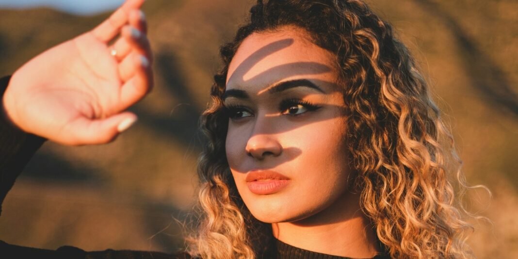 Mulher olhando para uma gaveta interna vazia, simbolizando a remoção de ilusões.