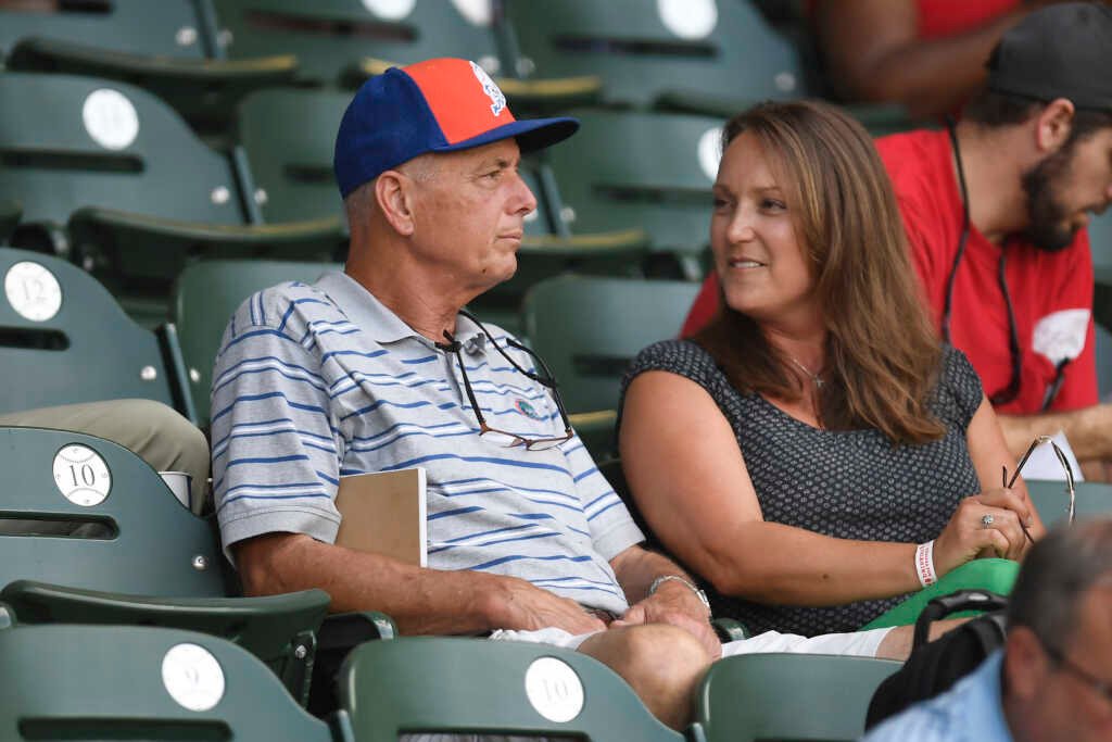 Robert Tebow, pai do jogador da NFL Tim Tebow, sorrindo em foto missionária.