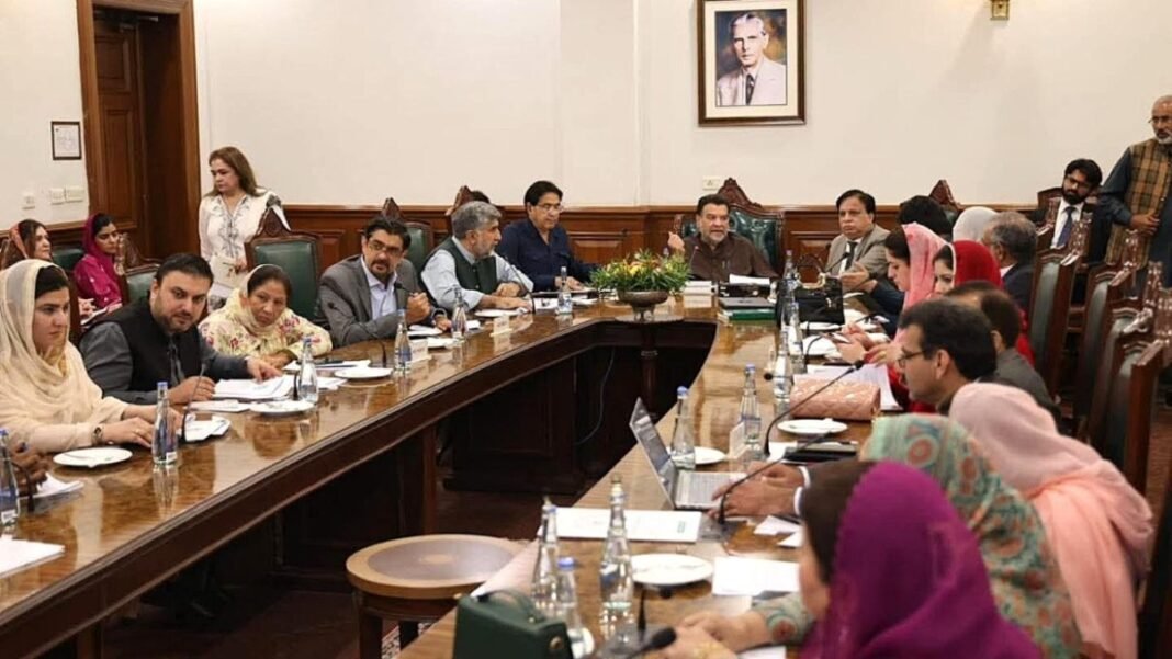 Mulheres e meninas em reunião discutindo um projeto de lei no Paquistão.