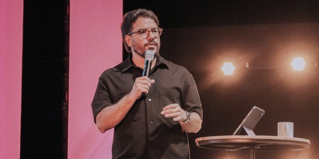 Pastor Marcos Madaleno discursando sobre integridade de liderança cristã em conferência.