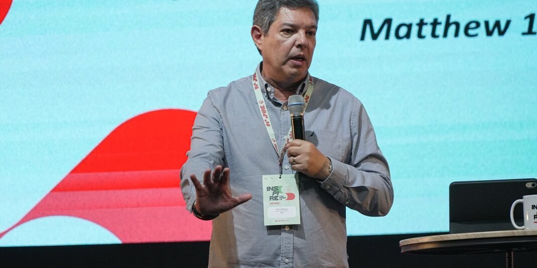 Pastor Márcio Marques discursando em conferência sobre desafios ministeriais.