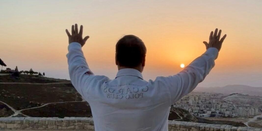 Pastor Joel Engel prega sobre a importância da presença de Deus na vida dos fiéis.