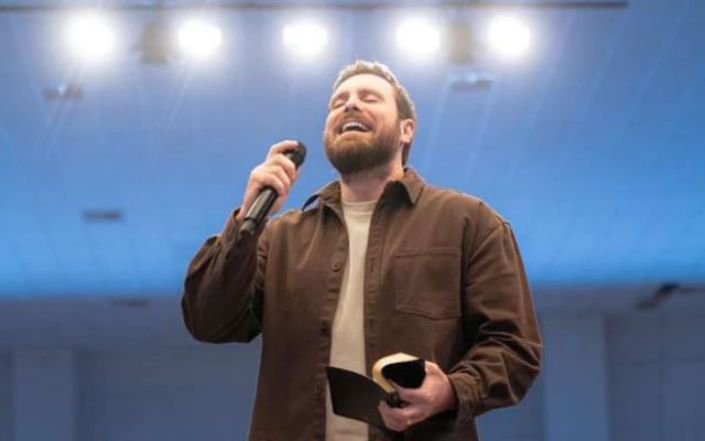 Pastor André Fernandes em um evento de anúncio de expansão da igreja Celeiro.