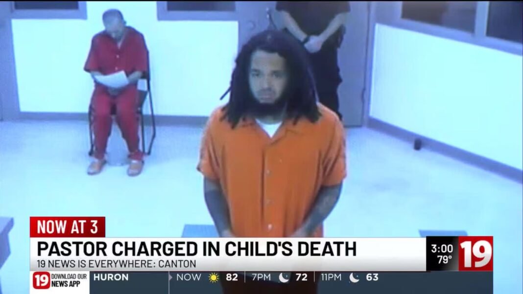 Pastor jovem considerado culpado em tribunal de Ohio, com a mãe da vítima presente.