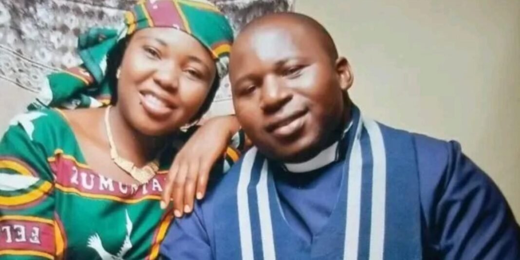 Casa destruída em vila nigeriana após ataque violento, simbolizando a perda e o medo na comunidade.