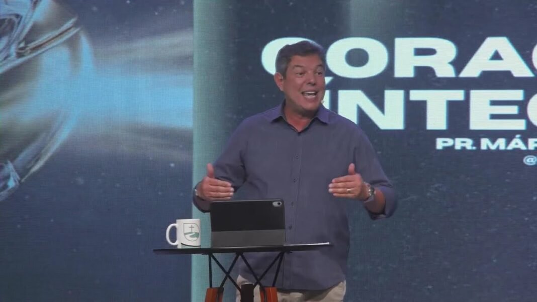 Pastor Márcio Marques discursando em uma conferência sobre os desafios do ministério.