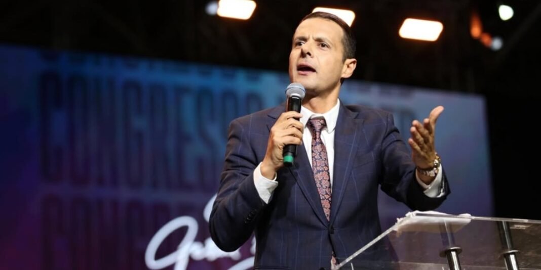 Pastor ex-membro do PCC em frente a uma cela de prisão