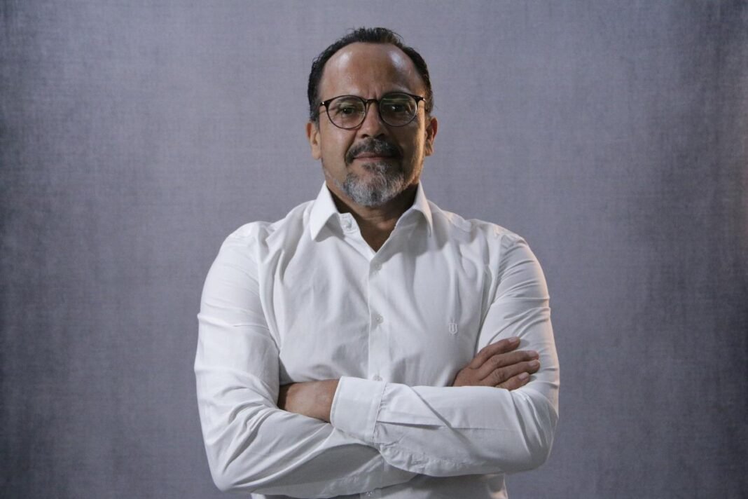 Pastor Samuel Silva em um púlpito, falando com convicção sobre a participação evangélica na política.