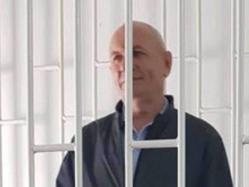 Pastor Pavel Shreider em frente a um prédio governamental no Quirguistão.