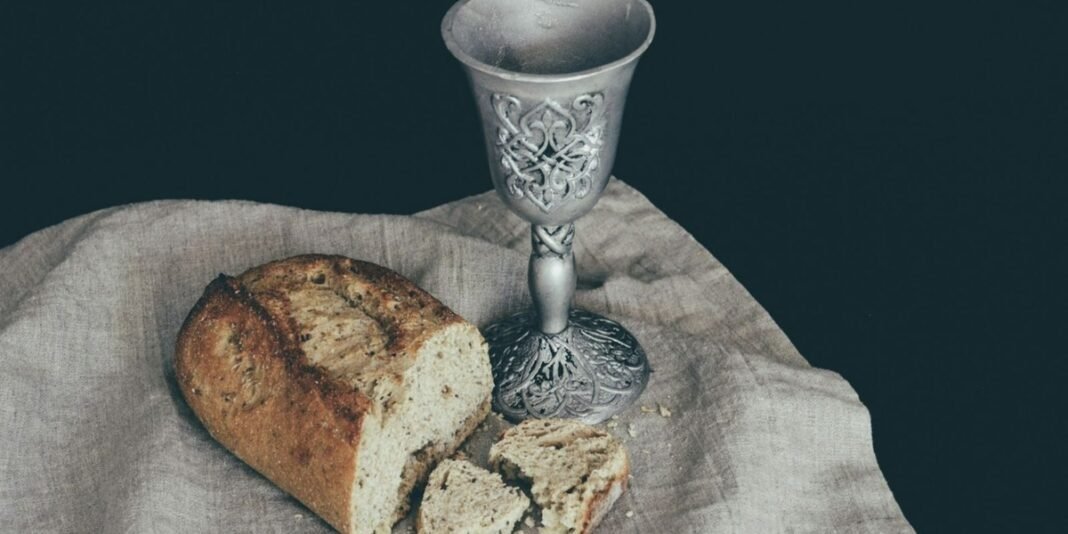 Representação da conexão entre a Páscoa judaica e o sacrifício de Jesus Cristo, com cálices de vinho e símbolos da crucificação.