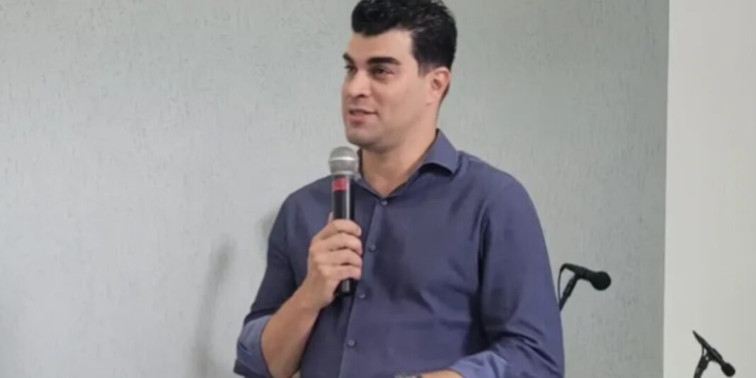 Pastor Tom Dias pregando sobre fé e cegueira espiritual em uma igreja.