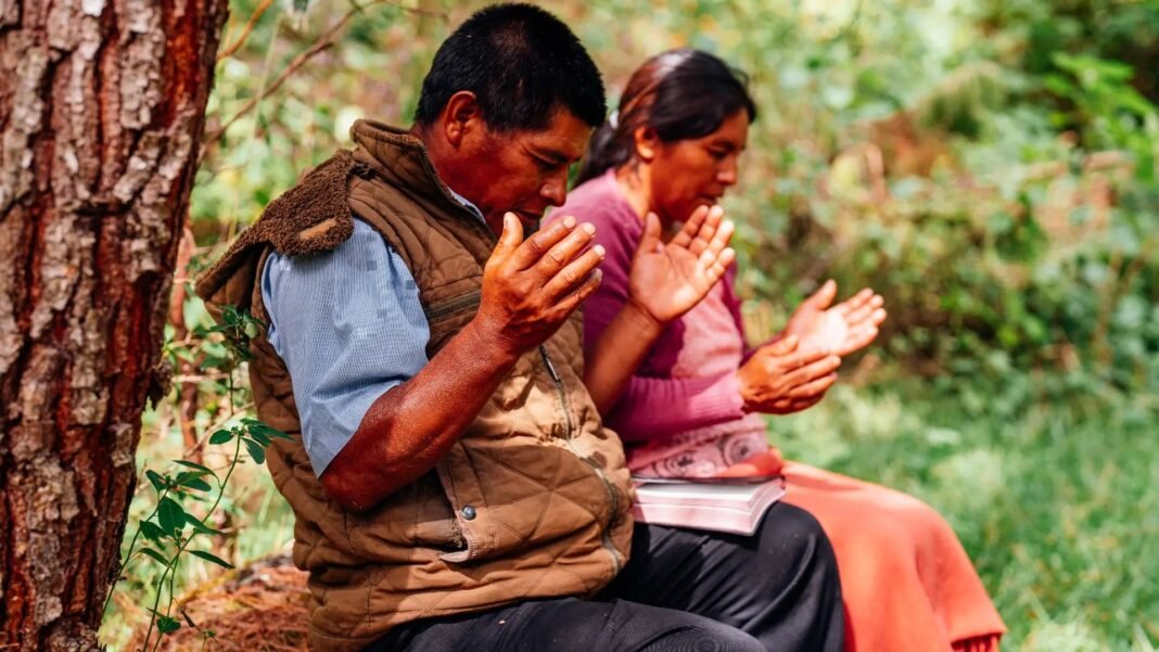 Pastor entrega Bíblia em áudio a indígena no México