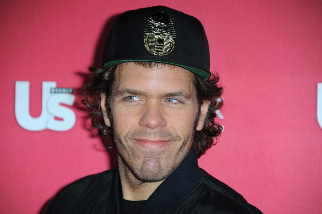 Perez Hilton em momento de reflexão com uma Bíblia.