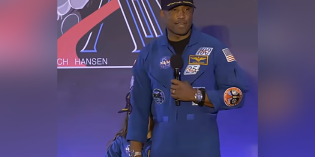 Astronauta da NASA Victor Glover em coletiva de imprensa após missão à Lua