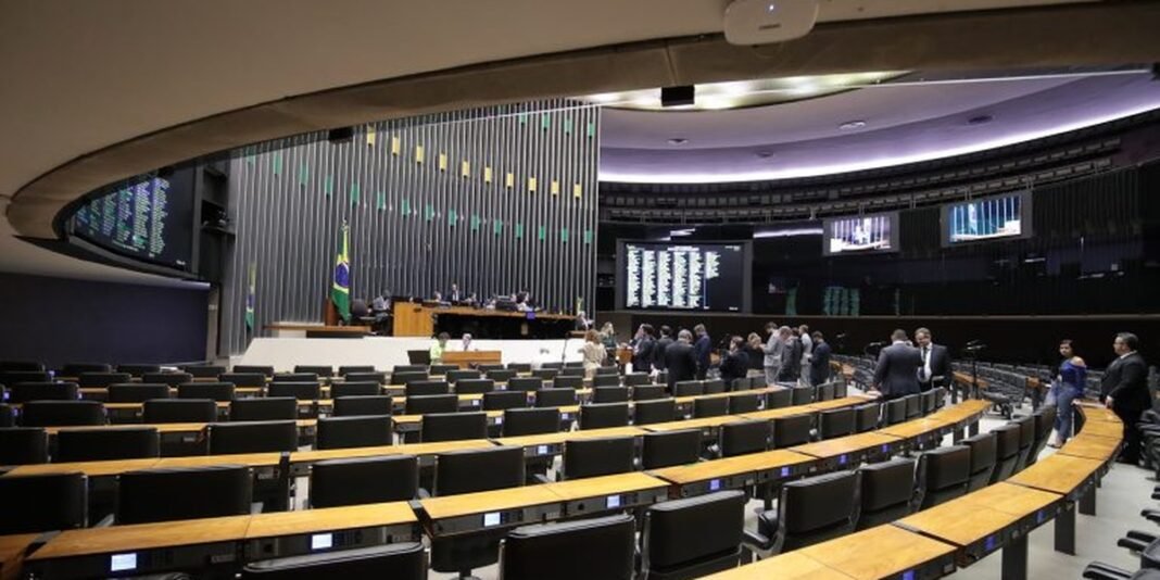 Tribunal brasileiro com a Constituição Federal em destaque.