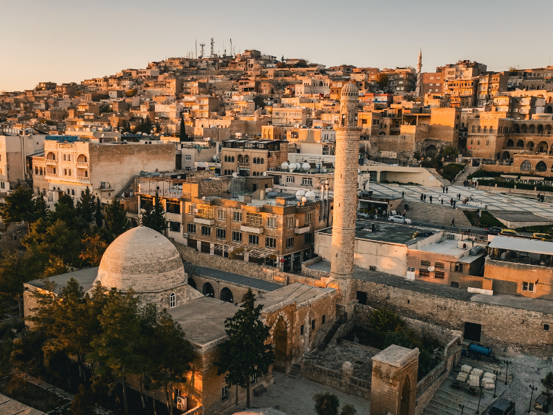 Mesa de escritório com documentos e mapas do Oriente Médio, simbolizando a complexidade da política externa.