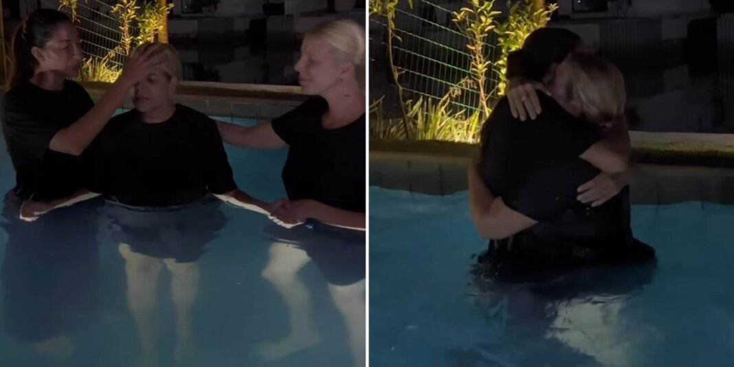 Pregadora batizando sua mãe em uma piscina no dia do seu aniversário.